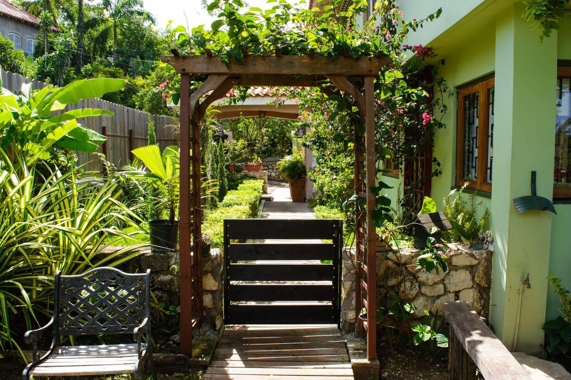 Mynt Retreat Bed & Breakfast Montego Bay Exterior foto